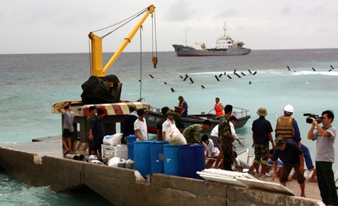 Tetfest der Bewohner und Soldaten auf den Inseln